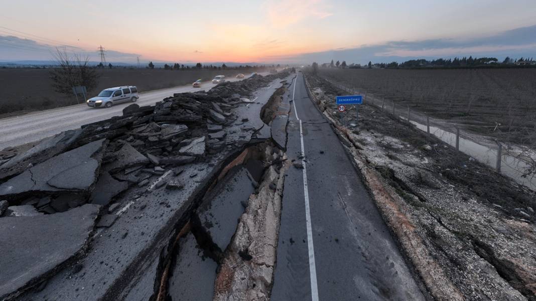 Kırılan fay hattı görüntülendi! Filmden kareler değil gerçek: Yollar yarıldı, devasa çatlaklar oluştu! 9